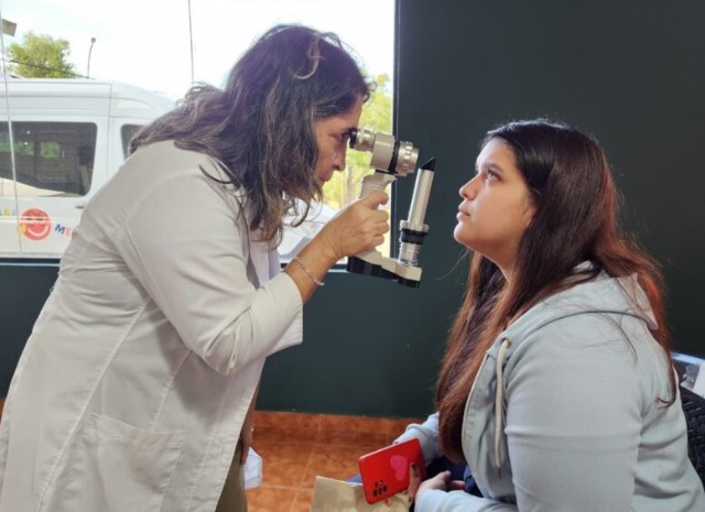 Mirar mejor brindó atención oftalmológica y entregó anteojos a vecinos de Apóstoles 