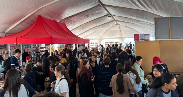 Imagen de la noticia: Estudiantes colmaron la Feria del Libro en la primera jornada que presenta amplia agenda hasta el domingo 