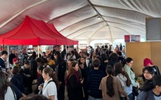 Estudiantes colmaron la Feria del Libro en la primera jornada que presenta amplia agenda hasta el domingo 
