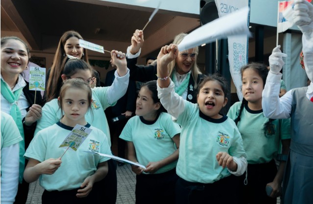 Imagen de la noticia: Alumnos de séptimo grado asumieron el "Compromiso con el Ambiente para la Protección del Patrimonio Natural y Cultural de la Provincia de Misiones"