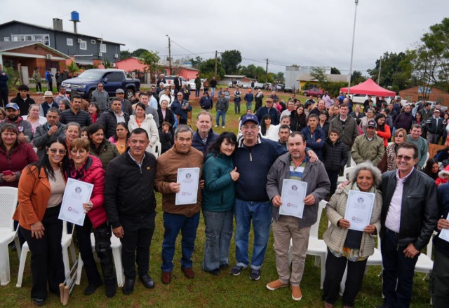 Imagen de la noticia: Más de 100 familias recibieron títulos de propiedad y 42 permisos de ocupación en San Vicente y Fracrán