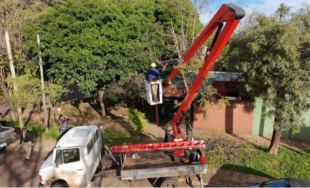 Energía de Misiones realiza operativos de mantenimiento en Villa Cabello