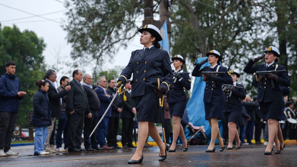 La ceremonia concluyó con el tradicional desfile militar al compás de la Marcha de la Prefectura Naval Argentina.