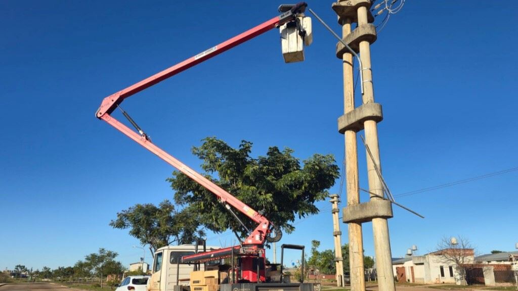 Energía de Misiones amplía el sistema de alumbrado público en Itaembé Guazú