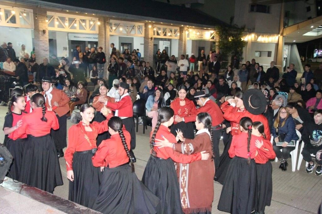 La Orquesta Folklórica Municipal celebró sus 30 años con una emotiva presentación 
