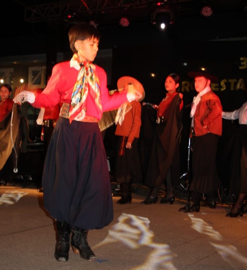 La Orquesta Folklórica Municipal celebró sus 30 años con una emotiva presentación 