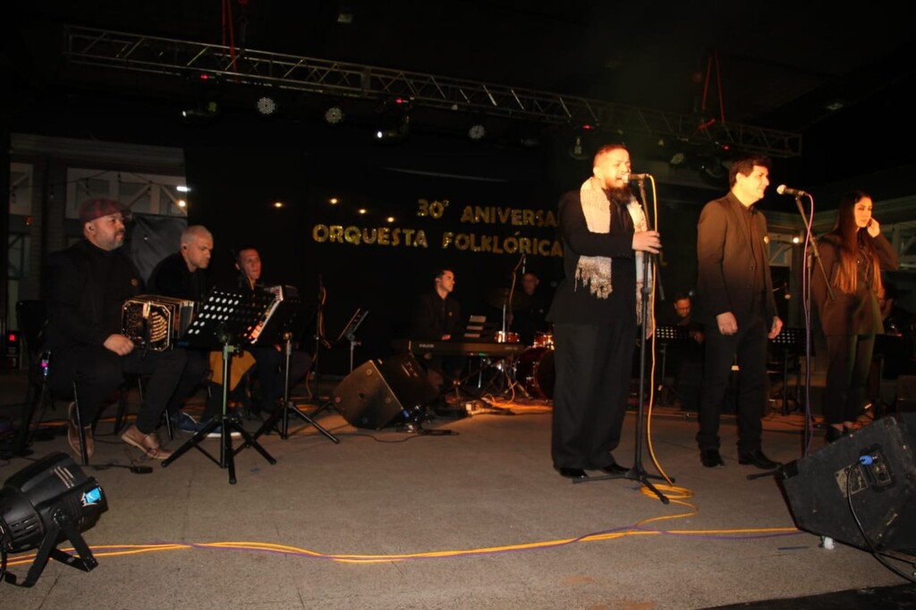 La Orquesta Folklórica Municipal celebró sus 30 años con una emotiva presentación 