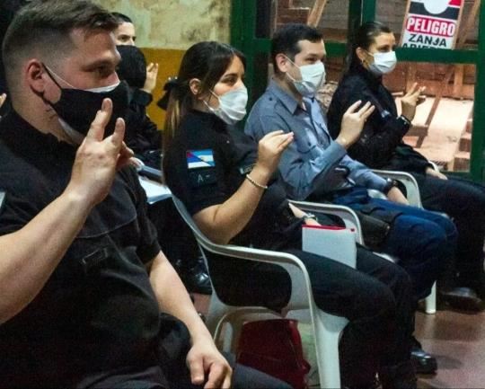 Agentes de la Policia de Misiones se capacitan en Lengua de Señas