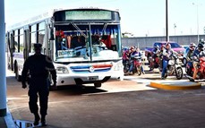 Tras casi dos años de inactividad, este sábado volvió el servicio de transporte internacional entre Posadas y Encarnación