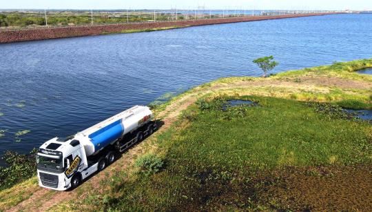 Yacyretá abasteció de agua a autobombas utilizadas contra los incendios en Corrientes