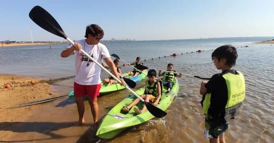 Abren una escuela de canotaje para niños en la ciudad capital