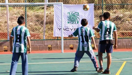 Obras en Misiones: renovaron un playón deportivo en Roca con aportes de la EBY